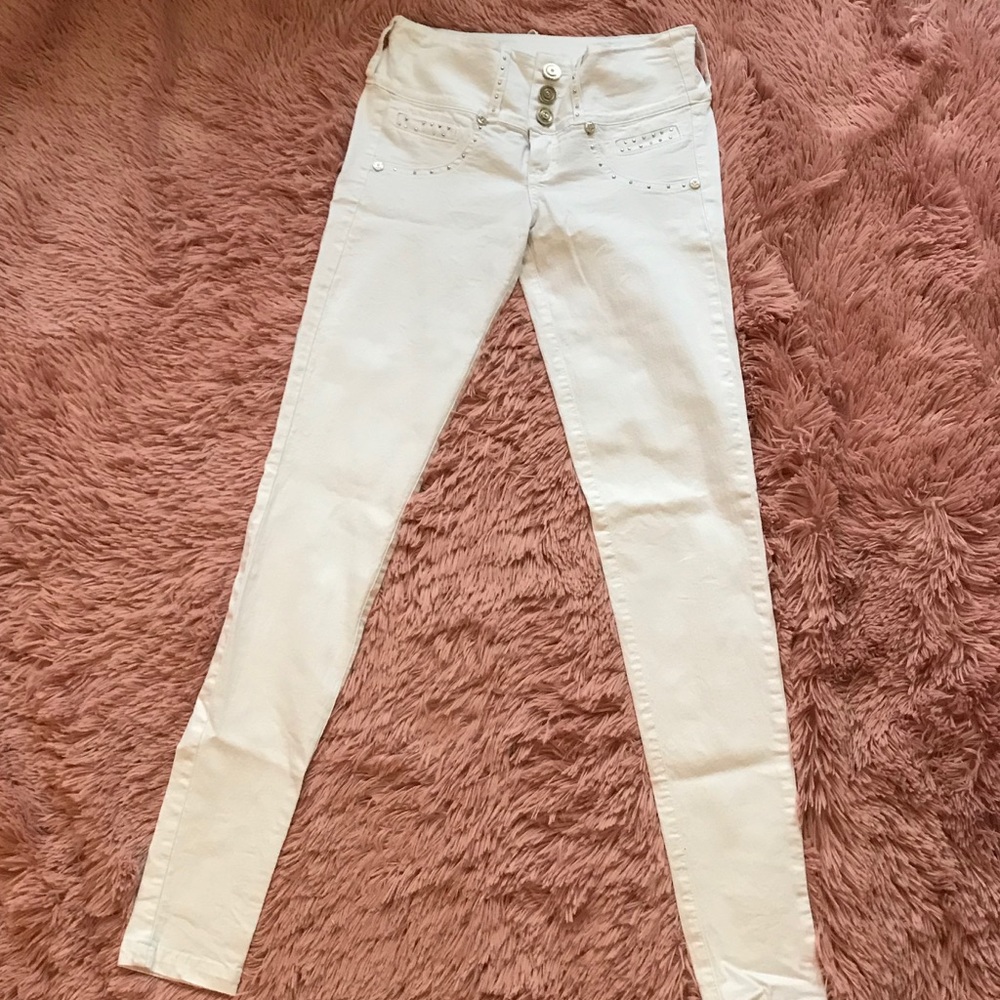 GUC skinny butt lift white jeans ! 🙌🏽